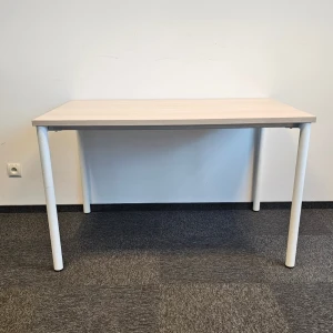 Stół  o wymiarze 1210x800x750h. 