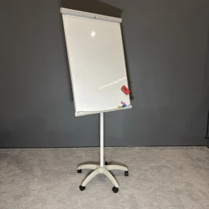 Flipchart magnetyczny mobilny na kółkach 100x70 cm CLASSIC