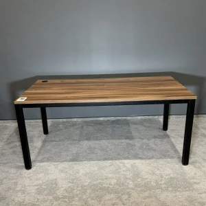 Biurko o wymiarze 1600x800x715h 