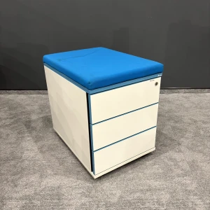 Kontener mobilny z niebieską poduszką 