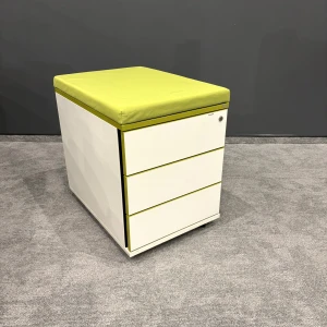 Kontener mobilny z zieloną poduszką 