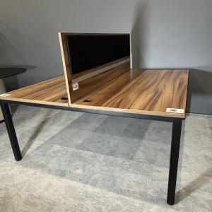 Biurko biurowe BENCH 1600x1600mm – panel + przeloty kablowe