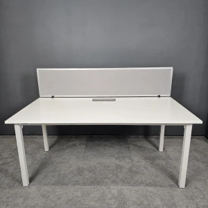 Biurko 1600x800x720 mm – białe / panel tapicerowany szary