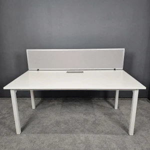 Biurko 1600x800x720 mm – białe / panel tapicerowany szary